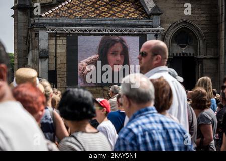 Ein am 2. Juni 2018 aufgenommene Foto zeigt eine Fotografie der französischen Schülerin Maelys De Araujo, die vor der Kirche von La Tour-du-Pin im mittleren Osten Frankreichs vor ihrer Trauerfeier von einer Hochzeit entführt und letztes Jahr ermordet wurde. (Foto von Nicolas Liponne/NurPhoto) Stockfoto