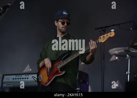 The war on Drugs treten am 2. Juni 2018 auf dem APE-Festival im Victoria Park, London, auf. The war on Drugs ist eine 2005 gegründete amerikanische Indie-Rock-Band aus Philadelphia, Pennsylvania. Die Band besteht aus Adam Granduciel (Text, Gesang, Gitarre), David Hartley (Bass), Robbie Bennett (Keyboards), Charlie Hall (Schlagzeug), Jon Natchez (Saxophon, Keyboards) und Anthony Lamarca (Gitarre). (Foto von Alberto Pezzali/NurPhoto) Stockfoto