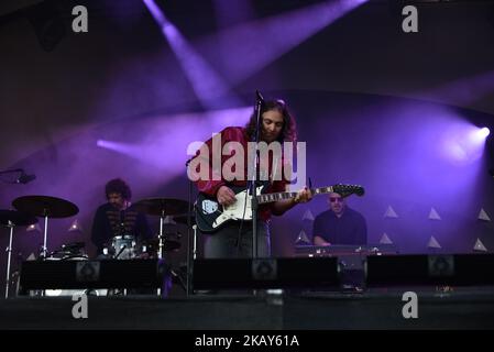 The war on Drugs treten am 2. Juni 2018 auf dem APE-Festival im Victoria Park, London, auf. The war on Drugs ist eine 2005 gegründete amerikanische Indie-Rock-Band aus Philadelphia, Pennsylvania. Die Band besteht aus Adam Granduciel (Text, Gesang, Gitarre), David Hartley (Bass), Robbie Bennett (Keyboards), Charlie Hall (Schlagzeug), Jon Natchez (Saxophon, Keyboards) und Anthony Lamarca (Gitarre). (Foto von Alberto Pezzali/NurPhoto) Stockfoto