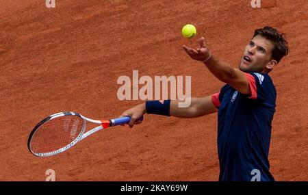 Dominic Thiem von Österreich dient gegen Kei Nishikori von Japan während der vierten Runde bei Roland Garros Grand Slam Turnier - Tag 8 am 03. Juni 2018 in Paris, Frankreich. (Foto von Robert Szaniszló/NurPhoto) Stockfoto