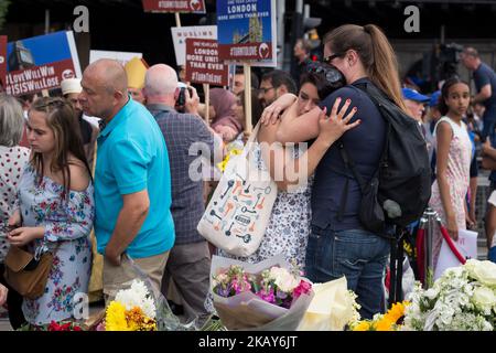 Nach einem Gedenkgottesdienst zum ersten Jahrestag des Terroranschlags auf die London Bridge am 3. Juni 2018 in London, Großbritannien, reagieren Mitglieder der Öffentlichkeit auf die London Bridge. Der Tag markiert ein Jahr des Terroranschlags auf die London Bridge, bei dem acht Menschen getötet und Dutzende weitere verletzt wurden. (Foto von Mateusz Wlodarczyk/NurPhoto) Stockfoto