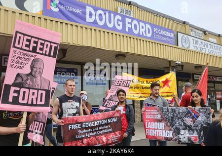 Demonstranten versammelten sich am 02. Juni 2018 im Kampagnenhauptsitz von Doug Ford in Etobicoke, Ontario, Kanada. Die Demonstranten sagten, dass sie sich versammelten, um Widerstand gegen Fords Agenda zu demonstrieren und ihm eine Vorschau auf den Widerstand zu geben, der ihn erwarten würde, sollte er Premiere von Ontario werden. Die Provinzwahlen 2018 in Ontario finden am 7. Juni 2018 statt. (Foto von Creative Touch Imaging Ltd./NurPhoto) Stockfoto