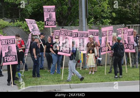 Demonstranten versammelten sich am 02. Juni 2018 im Kampagnenhauptsitz von Doug Ford in Etobicoke, Ontario, Kanada. Die Demonstranten sagten, dass sie sich versammelten, um Widerstand gegen Fords Agenda zu demonstrieren und ihm eine Vorschau auf den Widerstand zu geben, der ihn erwarten würde, sollte er Premiere von Ontario werden. Die Provinzwahlen 2018 in Ontario finden am 7. Juni 2018 statt. (Foto von Creative Touch Imaging Ltd./NurPhoto) Stockfoto