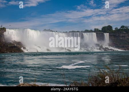 Die American Falls werden am 26. Mai 2018 in Niagara Falls, New York, USA, gesehen. Es ist der zweitgrößte der drei Wasserfälle, die zusammen als Niagara-Fälle am Niagara-Fluss entlang der Grenze zu Kanada und den Untied States bekannt sind. Pro Sekunde fließen 75.000 Gallonen Wasser durch die Wasserfälle und leert schätzungsweise 10 % des gesamten Wassers aus dem Niagara River. (Foto von Patrick Gorski/NurPhoto) Stockfoto