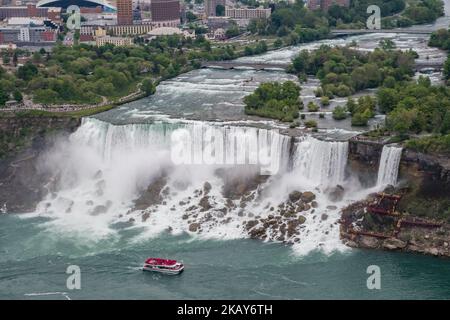 Die American Falls werden am 26. Mai 2018 in Niagara Falls, New York, USA, gesehen. Es ist der zweitgrößte der drei Wasserfälle, die zusammen als Niagara-Fälle am Niagara-Fluss entlang der Grenze zu Kanada und den Untied States bekannt sind. Pro Sekunde fließen 75.000 Gallonen Wasser durch die Wasserfälle und leert schätzungsweise 10 % des gesamten Wassers aus dem Niagara River. (Foto von Patrick Gorski/NurPhoto) Stockfoto