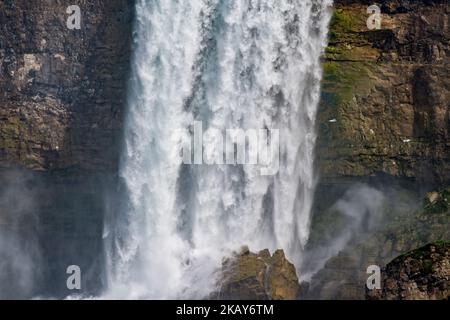 Die American Falls werden am 26. Mai 2018 in Niagara Falls, New York, USA, gesehen. Es ist der zweitgrößte der drei Wasserfälle, die zusammen als Niagara-Fälle am Niagara-Fluss entlang der Grenze zu Kanada und den Untied States bekannt sind. Pro Sekunde fließen 75.000 Gallonen Wasser durch die Wasserfälle und leert schätzungsweise 10 % des gesamten Wassers aus dem Niagara River. (Foto von Patrick Gorski/NurPhoto) Stockfoto