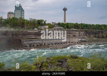 Die American Falls werden am 26. Mai 2018 in Niagara Falls, New York, USA, gesehen. Es ist der zweitgrößte der drei Wasserfälle, die zusammen als Niagara-Fälle am Niagara-Fluss entlang der Grenze zu Kanada und den Untied States bekannt sind. Pro Sekunde fließen 75.000 Gallonen Wasser durch die Wasserfälle und leert schätzungsweise 10 % des gesamten Wassers aus dem Niagara River. (Foto von Patrick Gorski/NurPhoto) Stockfoto