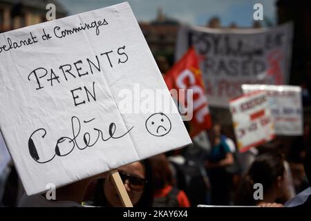 Ein Plakat mit der Aufschrift „Angry Parents“. Grundschullehrer und Elternschüler versammelten sich und demonstrierten vor der Präfektur der Haute-Garonne, als sie gegen den Mangel an Grundschullehrern, die Anzahl der Schüler, die durch Klassen zu hoch sind, und ganz allgemein gegen den Mangel an Bildungsmitteln in Frankreich protestierten. Toulouse. Frankreich. Juni 4. 2018. (Foto von Alain Pitton/NurPhoto) Stockfoto