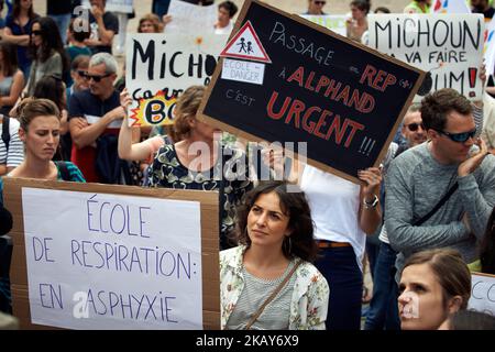 Grundschullehrer und Elternschüler versammelten sich und demonstrierten vor der Präfektur der Haute-Garonne, als sie gegen den Mangel an Grundschullehrern, die Anzahl der Schüler, die durch Klassen zu hoch sind, und ganz allgemein gegen den Mangel an Bildungsmitteln in Frankreich protestierten. Toulouse. Frankreich. Juni 4. 2018. (Foto von Alain Pitton/NurPhoto) Stockfoto