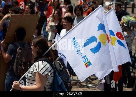 Flagge der Gewerkschaft SNUIPP-FSU. Grundschullehrer und Elternschüler versammelten sich und demonstrierten vor der Präfektur der Haute-Garonne, als sie gegen den Mangel an Grundschullehrern, die Anzahl der Schüler, die durch Klassen zu hoch sind, und ganz allgemein gegen den Mangel an Bildungsmitteln in Frankreich protestierten. Toulouse. Frankreich. Juni 4. 2018. (Foto von Alain Pitton/NurPhoto) Stockfoto