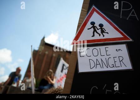 „Skool in Gefahr“. Grundschullehrer und Elternschüler versammelten sich und demonstrierten vor der Präfektur der Haute-Garonne, als sie gegen den Mangel an Grundschullehrern, die Anzahl der Schüler, die durch Klassen zu hoch sind, und ganz allgemein gegen den Mangel an Bildungsmitteln in Frankreich protestierten. Toulouse. Frankreich. Juni 4. 2018. (Foto von Alain Pitton/NurPhoto) Stockfoto