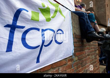 Flagge der FCPE-Elternvereinigung (FCPE: Federation of Parents' Councils). Grundschullehrer und Elternschüler versammelten sich und demonstrierten vor der Präfektur der Haute-Garonne, als sie gegen den Mangel an Grundschullehrern, die Anzahl der Schüler, die durch Klassen zu hoch sind, und ganz allgemein gegen den Mangel an Bildungsmitteln in Frankreich protestierten. Toulouse. Frankreich. Juni 4. 2018. (Foto von Alain Pitton/NurPhoto) Stockfoto