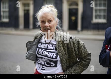 Die britische Modedesignerin Dame Vivienne Westwood und ihr Sohn Joe Corre führen am 5. Juni 2018 in der Downing Street, London, einen Anti-Fracking-Protest durch. Die Aktivistin und Designerin führt am Weltumwelttag eine Demonstration gegen das Fracking des multinationalen Chemieunternehmens INEOS an. (Foto von Alberto Pezzali/NurPhoto) Stockfoto