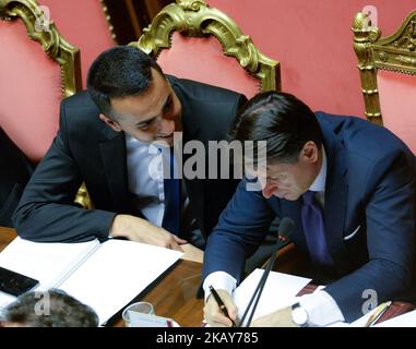 Der Arbeitsminister und stellvertretende Premierminister Luigi Di Maio und Premierminister Giuseppe Conte nehmen am 5. Juni 2018 in Rom, Italien, an der Vertrauensabstimmung für die neue Regierung im italienischen Senat Teil. (Foto von Silvia Lore/NurPhoto) Stockfoto