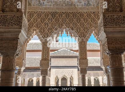Hermosa arquitectura de arte nazarÃ­ en el Patio de los leones de la Alhambra de Granada, EspaÃ±a Stockfoto
