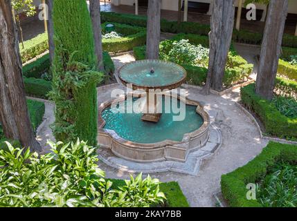 Fuente en los jardines del mirador de la reina en los palacios nazarÃ­s de la Alhambra, Granada Stockfoto