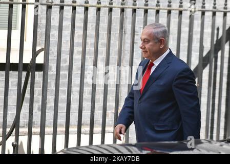 Die britische Premierministerin Theresa May begrüßt am 6. Juni 2018 den israelischen Ministerpräsidenten Benjamin Netanjahu in der Downing Street, London. Netanjahu beendet seine dreitägige Reise durch Europa, auf der er die deutsche Bundeskanzlerin Angela Merkel und den französischen Präsidenten Emmanuel Macron getroffen hat. Sein Besuch fällt mit der Ankündigung Teherans zusammen, dass es seine Fähigkeit zur Urananreicherung erhöht. (Foto von Alberto Pezzali/NurPhoto) Stockfoto