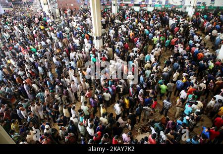 Hunderte von Anhängern stehen am 4. Juni 2018 am Bahnhof Kamalapur in Dhaka, Bangladesch, an. Sie warten auf den Kauf von Vorzugstickets für Eid-al-Adha oder das Opfer des muslimischen Fests. Der Bahnhof war am Samstag, dem zweiten Tag des Vorverkaufs für verschiedene Reiseziele im ganzen Land, überfüllt. Einige Kunden hatten sich sogar über Nacht an den Schaltern angestellt, um sich Tickets zu sichern. Die meisten Reisenden gaben an, dass sie sich für den Eid-Urlaub entschieden haben, um Straßenlärm, Verkehrsblockierung und Unfälle zu vermeiden. (Foto von Sony Ramany/NurPhoto) Stockfoto