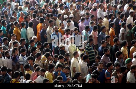 Hunderte von Anhängern stehen am 4. Juni 2018 am Bahnhof Kamalapur in Dhaka, Bangladesch, an. Sie warten auf den Kauf von Vorzugstickets für Eid-al-Adha oder das Opfer des muslimischen Fests. Der Bahnhof war am Samstag, dem zweiten Tag des Vorverkaufs für verschiedene Reiseziele im ganzen Land, überfüllt. Einige Kunden hatten sich sogar über Nacht an den Schaltern angestellt, um sich Tickets zu sichern. Die meisten Reisenden gaben an, dass sie sich für den Eid-Urlaub entschieden haben, um Straßenlärm, Verkehrsblockierung und Unfälle zu vermeiden. (Foto von Sony Ramany/NurPhoto) Stockfoto