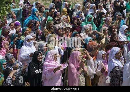 Am 6. Juni 2018 betet die muslimische Anhängerin Kashmiri am Hazratbal-Schrein zum Todestag von Imam-e-Ali, dem Cousin und Schwiegersohn des Propheten Muhammad in Srinagar, der Sommerhauptstadt des indischen Kaschmir, Indien. Muslime aus ganz Kaschmir besuchen den Dargah-Schrein im Hazratbal-Gebiet von Srinagar, um den Todestag von Kalif, Cousin und Schwiegersohn des Propheten Muhammad zu feiern. Der Schrein wird von kashmirischen Muslimen hoch verehrt, da er vermutlich eine heilige Reliquie des Propheten Mohammed beherbergen soll. Die Reliquie wird den Anhängern auf wichtigen islamischen d angezeigt Stockfoto