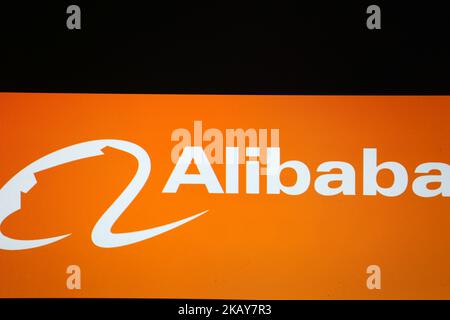 Das Logo des E-Commerce-, Retail-, Internet-, KI- und Technologiekonzerns Alibaba Group Holding Limited ist auf einem Bildschirm zu sehen. (Foto von Alexander Pohl/NurPhoto) Stockfoto