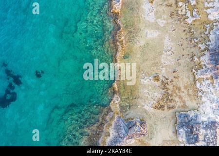 Luftaufnahmen vom Strand Stavros, Kreta, Griechenland, am 3. Juni 2018. Das Ende der Halbinsel bildet eine erstaunliche geschützte Bucht mit einem steilen Hügel im Hintergrund, einem Sandstrand und ein wenig Marine für Fischerboote. Stavros Strand ist in der Nähe von Chania Stadt. Stavros Beach war der Ort, an dem der griechische Tanz Zorba gefilmt wurde. Es ist ein raues Land, das in einem wunderschönen, klaren Strand endet. (Foto von Nicolas Economou/NurPhoto) Stockfoto