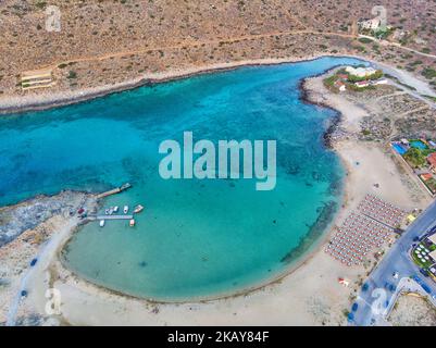 Luftaufnahmen vom Strand Stavros, Kreta, Griechenland, am 3. Juni 2018. Das Ende der Halbinsel bildet eine erstaunliche geschützte Bucht mit einem steilen Hügel im Hintergrund, einem Sandstrand und ein wenig Marine für Fischerboote. Stavros Strand ist in der Nähe von Chania Stadt. Stavros Beach war der Ort, an dem der griechische Tanz Zorba gefilmt wurde. Es ist ein raues Land, das in einem wunderschönen, klaren Strand endet. (Foto von Nicolas Economou/NurPhoto) Stockfoto