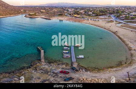 Luftaufnahmen vom Strand Stavros, Kreta, Griechenland, am 3. Juni 2018. Das Ende der Halbinsel bildet eine erstaunliche geschützte Bucht mit einem steilen Hügel im Hintergrund, einem Sandstrand und ein wenig Marine für Fischerboote. Stavros Strand ist in der Nähe von Chania Stadt. Stavros Beach war der Ort, an dem der griechische Tanz Zorba gefilmt wurde. Es ist ein raues Land, das in einem wunderschönen, klaren Strand endet. (Foto von Nicolas Economou/NurPhoto) Stockfoto