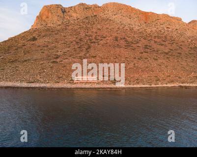 Luftaufnahmen vom Strand Stavros, Kreta, Griechenland, am 3. Juni 2018. Das Ende der Halbinsel bildet eine erstaunliche geschützte Bucht mit einem steilen Hügel im Hintergrund, einem Sandstrand und ein wenig Marine für Fischerboote. Stavros Strand ist in der Nähe von Chania Stadt. Stavros Beach war der Ort, an dem der griechische Tanz Zorba gefilmt wurde. Es ist ein raues Land, das in einem wunderschönen, klaren Strand endet. (Foto von Nicolas Economou/NurPhoto) Stockfoto