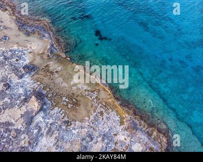 Luftaufnahmen vom Strand Stavros, Kreta, Griechenland, am 3. Juni 2018. Das Ende der Halbinsel bildet eine erstaunliche geschützte Bucht mit einem steilen Hügel im Hintergrund, einem Sandstrand und ein wenig Marine für Fischerboote. Stavros Strand ist in der Nähe von Chania Stadt. Stavros Beach war der Ort, an dem der griechische Tanz Zorba gefilmt wurde. Es ist ein raues Land, das in einem wunderschönen, klaren Strand endet. (Foto von Nicolas Economou/NurPhoto) Stockfoto