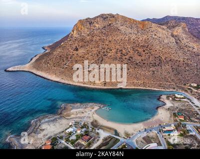 Luftaufnahmen vom Strand Stavros, Kreta, Griechenland, am 3. Juni 2018. Das Ende der Halbinsel bildet eine erstaunliche geschützte Bucht mit einem steilen Hügel im Hintergrund, einem Sandstrand und ein wenig Marine für Fischerboote. Stavros Strand ist in der Nähe von Chania Stadt. Stavros Beach war der Ort, an dem der griechische Tanz Zorba gefilmt wurde. Es ist ein raues Land, das in einem wunderschönen, klaren Strand endet. (Foto von Nicolas Economou/NurPhoto) Stockfoto