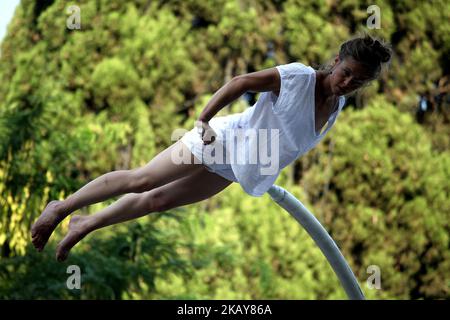 Der französische Performer Chloe Moglia zeigt am 7. Juni 2018 im Rahmen des Athens Epidaurus Festival 2018 eine atemberaubende akrobatische Performance auf dem Syntagma-Platz in Athen, Griechenland. (Foto von Giorgos Georgiou/NurPhoto) Stockfoto