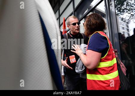 Alexis Louvet bei einer Kundgebung zur Unterstützung von Alexis Louvet, CGT RATP-Aktivist vom RATP Center-Bus in Pleyel, Und gewählt CGT in den RATP CDEP Bus, hat gerade ein Einschreiben mit Empfangsbestätigung erhalten, in dem er darüber informiert wird, dass er am 8. Juni 2018 vor dem RATP-disziplinarrat erscheinen wird. (Foto: Julien Mattia/NurPhoto) Stockfoto