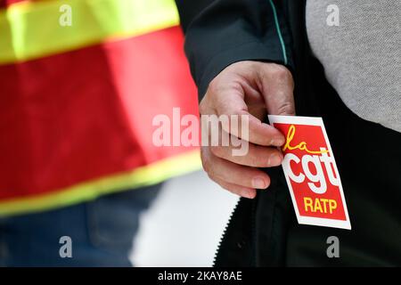 Kundgebung zur Unterstützung von Alexis Louvet, CGT RATP-Aktivist vom RATP Center-Bus in Pleyel, Und gewählt CGT in den RATP CDEP Bus, hat gerade ein Einschreiben mit Empfangsbestätigung erhalten, in dem er darüber informiert wird, dass er am 8. Juni 2018 vor dem RATP-disziplinarrat erscheinen wird. (Foto: Julien Mattia/NurPhoto) Stockfoto