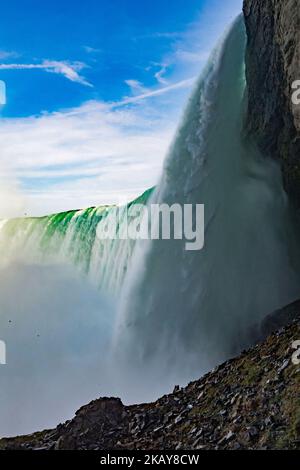 Die Niagarafälle werden am 26. Mai 2018 von den Niagarafällen, Ontario, Kanada aus gesehen. Die Fahrt hinter den Wasserfällen führt die Besucher 150ft. Mit dem Aufzug zu zwei Aussichtsplatten und zwei Portalen direkt hinter den Wasserfällen. Das Wasser donnert mit 65 Stundenkilometern über die Wasserfälle. (Foto von Patrick Gorski/NurPhoto) Stockfoto