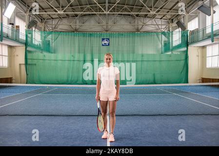 Marta Kostyuk am 2018. Februar in ihrer Ausbildungsstätte in Kiew, Ukraine. Marta Kostyuk (geboren am 28. Juni 2002) ist eine ukrainische Tennisspielerin. 2018 gewann Kostyuk als jüngster Spieler seit Martina Hingis 1996 ein Hauptspiel in Melbourne. Außerdem wurde sie die jüngste Spielerin, die die dritte Runde eines Grand Slams erreichte, seit Mirjana Lucic-Baroni die gleiche Phase bei den US Open 1997 erreichte. (Foto von Oleksandr Rupeta/NurPhoto) Stockfoto