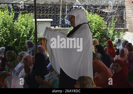 Kaschmirische Frauen bieten am letzten Freitag des Ramadan-Monats in Srinagar, der Sommerhauptstadt des indischen kontrollierten Kaschmir, Indien, Gemeindegebete in der Großen Moschee an. Zehntausende muslimische Anhänger nahmen am Gebet des letzten Freitags (Jummat-ul-Vida) des heiligen Monats Ramadan Teil. (Foto: Masrat Zahra/NUR) (Foto: Masrat Jan/NurPhoto) Stockfoto