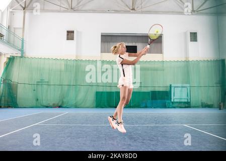 Marta Kostyuk am 2018. Februar in ihrer Ausbildungsstätte in Kiew, Ukraine. Marta Kostyuk (geboren am 28. Juni 2002) ist eine ukrainische Tennisspielerin. 2018 gewann Kostyuk als jüngster Spieler seit Martina Hingis 1996 ein Hauptspiel in Melbourne. Außerdem wurde sie die jüngste Spielerin, die die dritte Runde eines Grand Slams erreichte, seit Mirjana Lucic-Baroni die gleiche Phase bei den US Open 1997 erreichte. (Foto von Oleksandr Rupeta/NurPhoto) Stockfoto