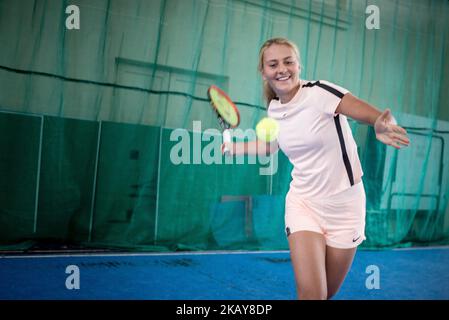 Marta Kostyuk am 2018. Februar in ihrer Ausbildungsstätte in Kiew, Ukraine. Marta Kostyuk (geboren am 28. Juni 2002) ist eine ukrainische Tennisspielerin. 2018 gewann Kostyuk als jüngster Spieler seit Martina Hingis 1996 ein Hauptspiel in Melbourne. Außerdem wurde sie die jüngste Spielerin, die die dritte Runde eines Grand Slams erreichte, seit Mirjana Lucic-Baroni die gleiche Phase bei den US Open 1997 erreichte. (Foto von Oleksandr Rupeta/NurPhoto) Stockfoto