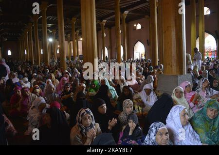 Kaschmirische Frauen bieten am letzten Freitag des Ramadan-Monats in Srinagar, der Sommerhauptstadt des indischen kontrollierten Kaschmir, Indien, Gemeindegebete in der Großen Moschee an. Zehntausende muslimische Anhänger nahmen am Gebet des letzten Freitags (Jummat-ul-Vida) des heiligen Monats Ramadan Teil. (Foto: Masrat Zahra/NUR) (Foto: Masrat Jan/NurPhoto) Stockfoto