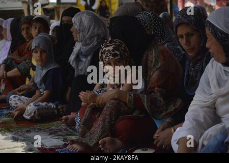 Kaschmirische Frauen bieten am letzten Freitag des Ramadan-Monats in Srinagar, der Sommerhauptstadt des indischen kontrollierten Kaschmir, Indien, Gemeindegebete in der Großen Moschee an. Zehntausende muslimische Anhänger nahmen am Gebet des letzten Freitags (Jummat-ul-Vida) des heiligen Monats Ramadan Teil. (Foto: Masrat Zahra/NUR) (Foto: Masrat Jan/NurPhoto) Stockfoto