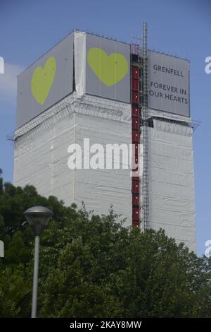 Das Skelett des Grenfell Tower steht am 8. Juni 2018 mit Spruchbändern mit bewegenden Botschaften an der Spitze des 24-stöckigen Gebäudes in London. 72 Menschen verloren ihr Leben, nachdem am 14. Juni letzten Jahres ein dramatischer Brand durch das Gebäude von North Kensington gerissen wurde. (Foto von Alberto Pezzali/NurPhoto) Stockfoto