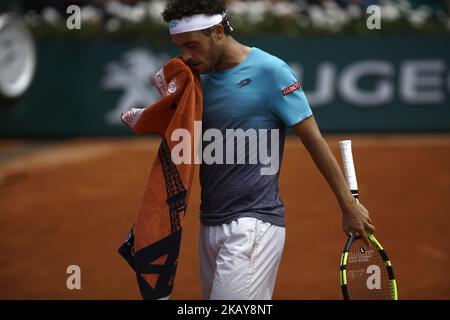 Marco Cecchinato aus Italien reagiert während des Halbfinalmatches der Herren gegen Dominic Thiem aus Österreich am dreizehnten Tag der French Open 2018 bei Roland Garros am 8. Juni 2018 in Paris, Frankreich. (Foto von Mehdi Taamallah/NurPhoto) Stockfoto