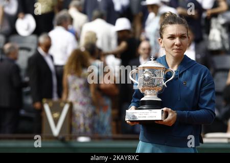 Simona Halep aus Rumänien feiert mit der Trophäe, nachdem sie Sloane Stephens aus den Vereinigten Staaten 3-6 6-4 6-1 im Finale der Frauen-Singles bei Roland Garros während der French Open A am 9. Juni 2018 in Paris, Frankreich, besiegt hat. (Foto von Mehdi Taamallah/NurPhoto) Stockfoto