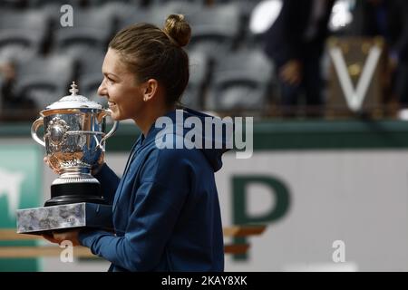 Simona Halep aus Rumänien feiert mit der Trophäe, nachdem sie Sloane Stephens aus den Vereinigten Staaten 3-6 6-4 6-1 im Finale der Frauen-Singles bei Roland Garros während der French Open A am 9. Juni 2018 in Paris, Frankreich, besiegt hat. (Foto von Mehdi Taamallah/NurPhoto) Stockfoto
