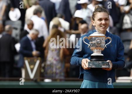 Simona Halep aus Rumänien feiert mit der Trophäe, nachdem sie Sloane Stephens aus den Vereinigten Staaten 3-6 6-4 6-1 im Finale der Frauen-Singles bei Roland Garros während der French Open A am 9. Juni 2018 in Paris, Frankreich, besiegt hat. (Foto von Mehdi Taamallah/NurPhoto) Stockfoto