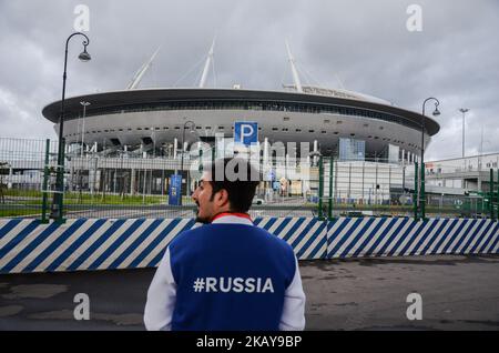 Sankt Petersburg Stadion das Stadion wurde 2017 für den FIFA Confederations Cup mit einer Kapazität von 67, 000 Zuschauern, am 05. Juni 2018 eröffnet. Zwei Wochen vor Beginn der FIFA Fußball-Weltmeisterschaft Russland 2018 wurde die Internationale Medienexpedition vom 01. Bis 07. Juni 2018 von der Bundesagentur für Jugendangelegenheiten der Russischen Föderation organisiert. 50 Journalisten, Blogger und Videofilmer aus der ganzen Welt kamen nach Russland, um die berühmtesten Sehenswürdigkeiten von 10 Städten zu sehen, in denen die WM 2018 ausgetragen wurde, um die wunderbare russische Natur zu bewundern und die Infrastruktur zu entdecken, die für das Hauptereignis der Fußballwelt gebaut wurde Stockfoto