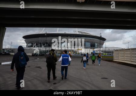 Sankt Petersburg Stadion das Stadion wurde 2017 für den FIFA Confederations Cup mit einer Kapazität von 67, 000 Zuschauern, am 05. Juni 2018 eröffnet. Zwei Wochen vor Beginn der FIFA Fußball-Weltmeisterschaft Russland 2018 wurde die Internationale Medienexpedition vom 01. Bis 07. Juni 2018 von der Bundesagentur für Jugendangelegenheiten der Russischen Föderation organisiert. 50 Journalisten, Blogger und Videofilmer aus der ganzen Welt kamen nach Russland, um die berühmtesten Sehenswürdigkeiten von 10 Städten zu sehen, in denen die WM 2018 ausgetragen wurde, um die wunderbare russische Natur zu bewundern und die Infrastruktur zu entdecken, die für das Hauptereignis der Fußballwelt gebaut wurde Stockfoto