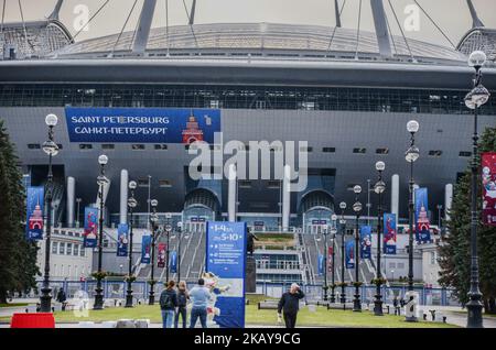 Sankt Petersburg Stadion das Stadion wurde 2017 für den FIFA Confederations Cup mit einer Kapazität von 67, 000 Zuschauern, am 05. Juni 2018 eröffnet. Zwei Wochen vor Beginn der FIFA Fußball-Weltmeisterschaft Russland 2018 wurde die Internationale Medienexpedition vom 01. Bis 07. Juni 2018 von der Bundesagentur für Jugendangelegenheiten der Russischen Föderation organisiert. 50 Journalisten, Blogger und Videofilmer aus der ganzen Welt kamen nach Russland, um die berühmtesten Sehenswürdigkeiten von 10 Städten zu sehen, in denen die WM 2018 ausgetragen wurde, um die wunderbare russische Natur zu bewundern und die Infrastruktur zu entdecken, die für das Hauptereignis der Fußballwelt gebaut wurde Stockfoto