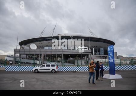 Sankt Petersburg Stadion das Stadion wurde 2017 für den FIFA Confederations Cup mit einer Kapazität von 67, 000 Zuschauern, am 05. Juni 2018 eröffnet. Zwei Wochen vor Beginn der FIFA Fußball-Weltmeisterschaft Russland 2018 wurde die Internationale Medienexpedition vom 01. Bis 07. Juni 2018 von der Bundesagentur für Jugendangelegenheiten der Russischen Föderation organisiert. 50 Journalisten, Blogger und Videofilmer aus der ganzen Welt kamen nach Russland, um die berühmtesten Sehenswürdigkeiten von 10 Städten zu sehen, in denen die WM 2018 ausgetragen wurde, um die wunderbare russische Natur zu bewundern und die Infrastruktur zu entdecken, die für das Hauptereignis der Fußballwelt gebaut wurde Stockfoto